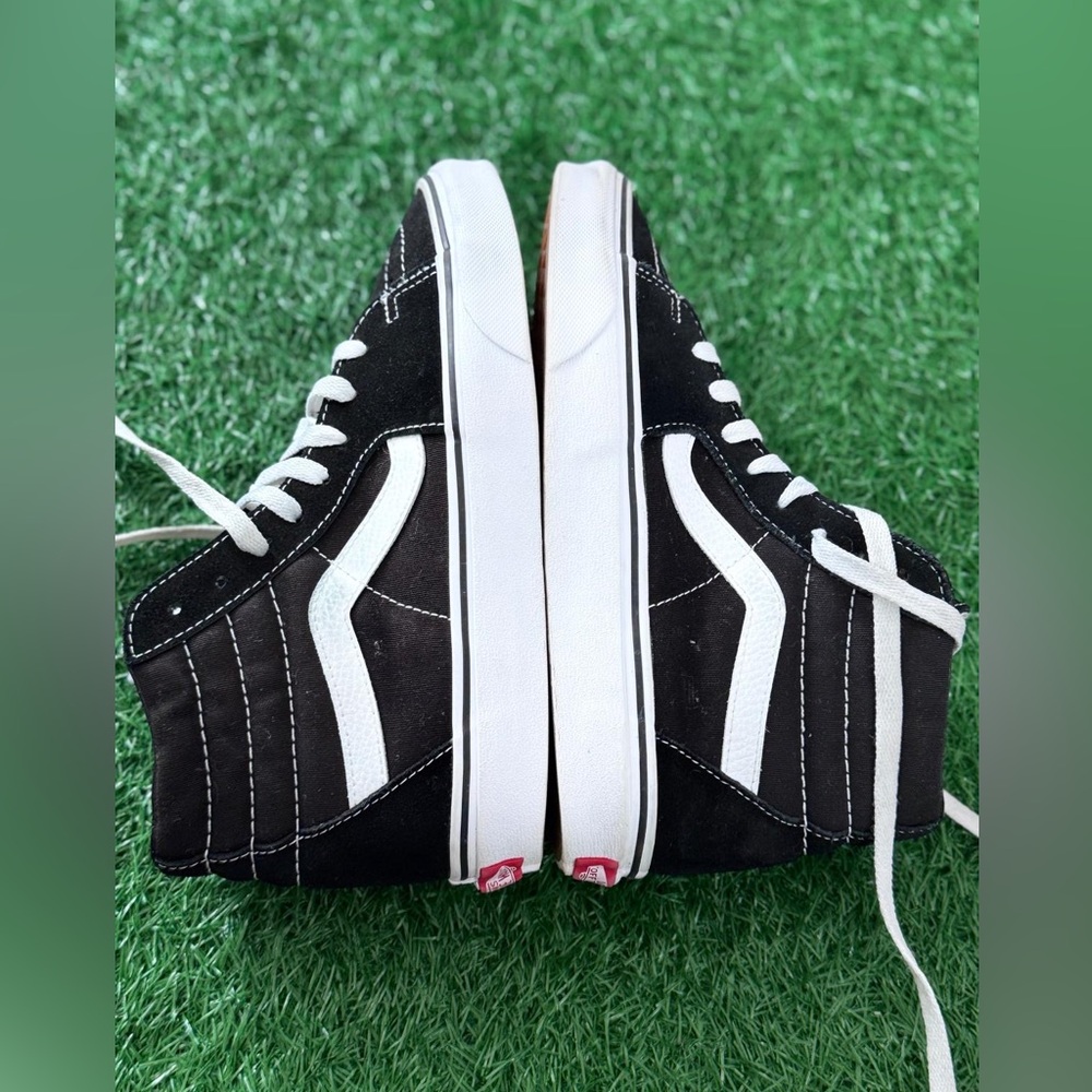 Converse Unisex Black and White High-Top Sneakers Size M-6.5 W-8